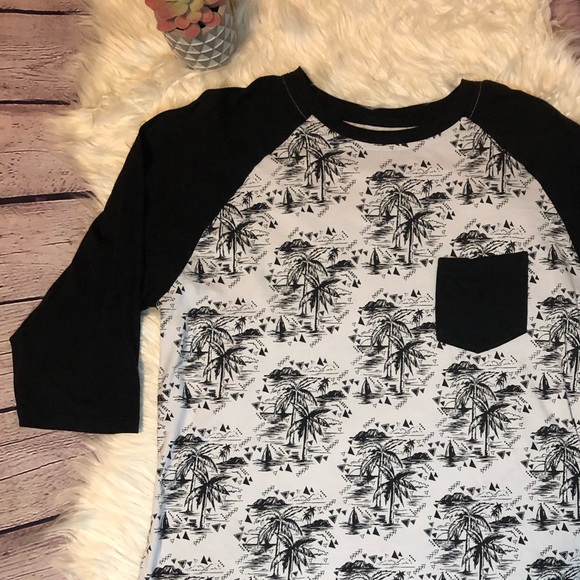 Retrofit Other - Men’s Medium Hawaiian Themed T-Shirt